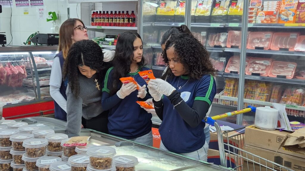 Alunos de Piraí aprendem na prática como a Vigilância Sanitária