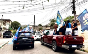 Carreata com cerca de 100 carros
