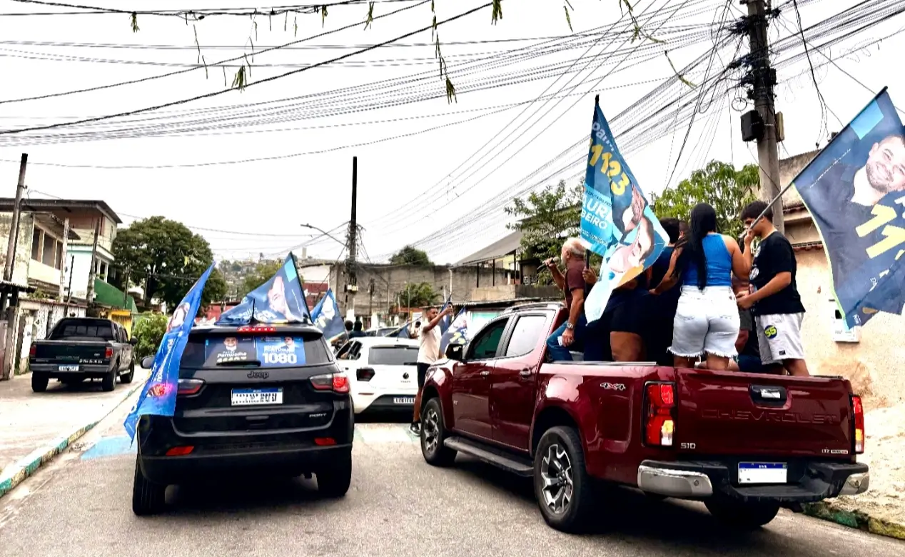 Carreata com cerca de 100 carros