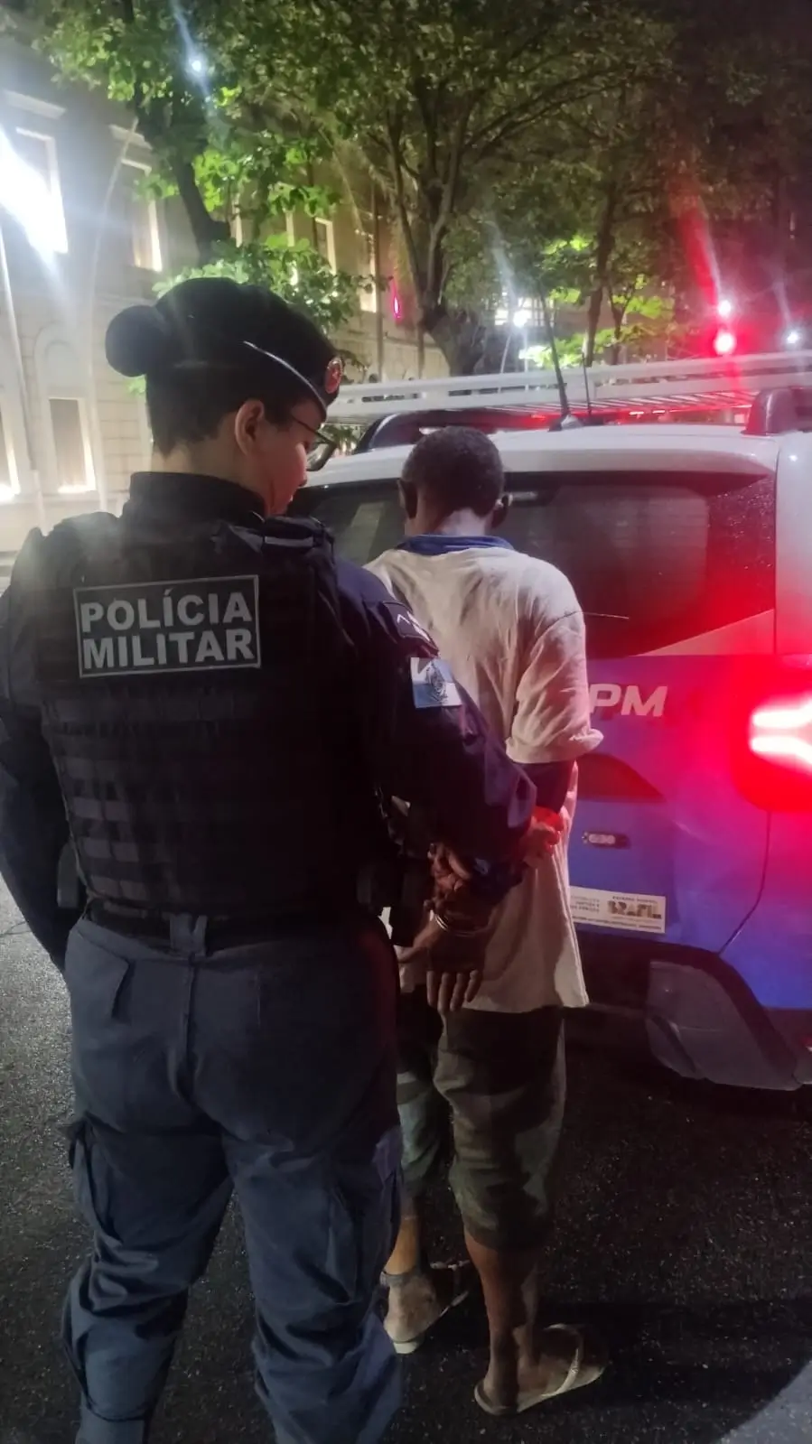Homem é preso carregando porta furtada