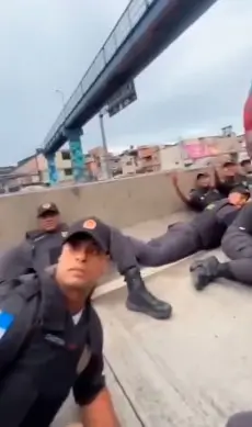 Policiais na Avenida Brasil