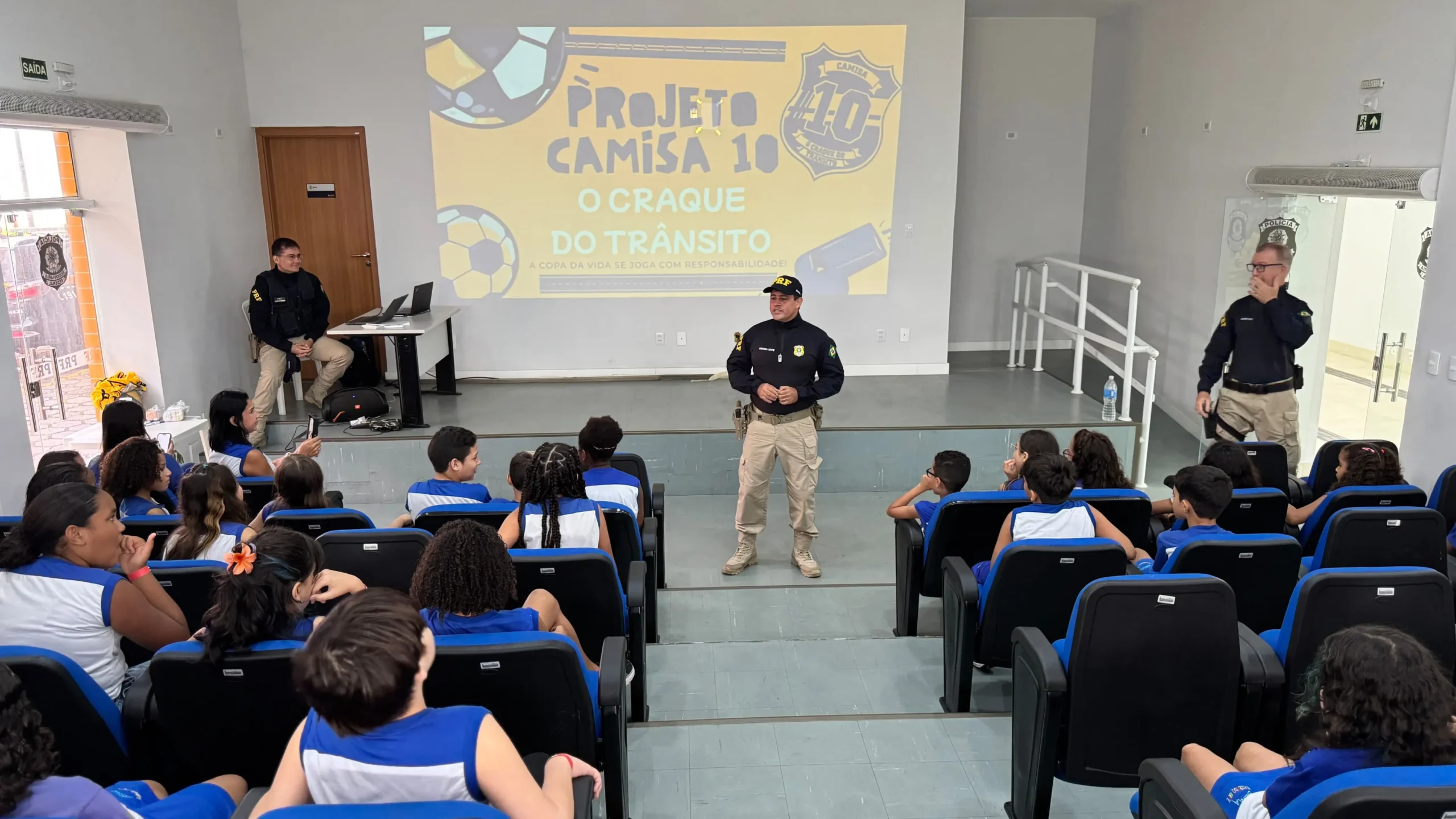 PRF usa futebol para ensinar segurança no trânsito a crianças