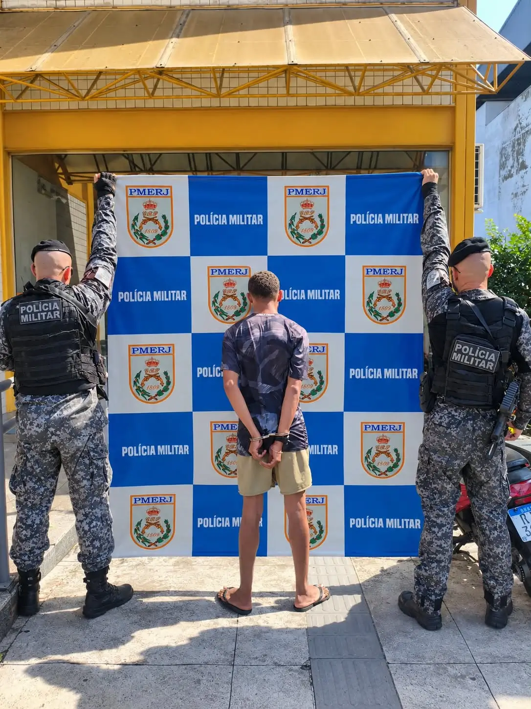 abordagem-na-pavuna-termina-na-delegacia