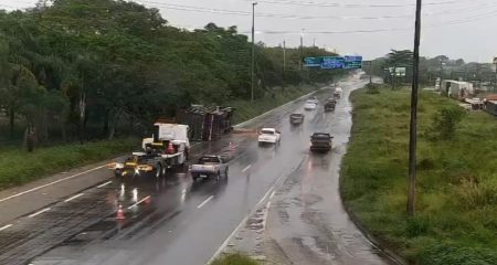 chuva-no-rio-provoca-batidas-e-fecha-faixas-na-avenida-brasil-fonte0