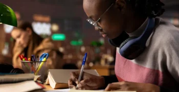 Criança estudando