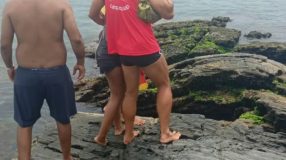 guarda-vidas-resgatam-jovem-pedras-praia-do-forte-cabo-frio-fonte0 guarda-vidas-resgatam-jovem-pedras-praia-do-forte-cabo-frio-fonte0