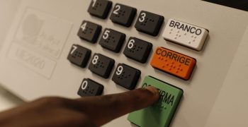 idoso-morre-fila-votacao-barra-da-tijuca-rio-fonte1 idoso-morre-fila-votacao-barra-da-tijuca-rio-fonte1
