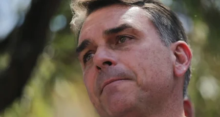 TSE suspende site que oferecia criptomoeda em troca de propaganda para Flávio Bolsonaro, investiga compra de votos