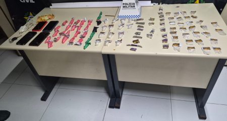 pm-apreende-drogas-carro-prende-dois-buzios-rasa-fonte0