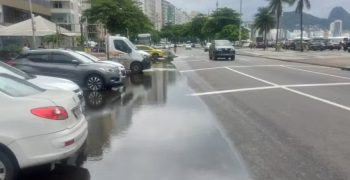 poca-gigante-na-av-atlantica-atrapalha-pedestres-ha-duas-semanas-fonte0 poca-gigante-na-av-atlantica-atrapalha-pedestres-ha-duas-semanas-fonte0