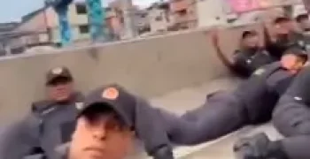 Policiais na Avenida Brasil