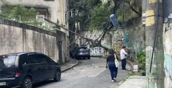 queda-poste-interdita-rua-laranjeiras-zona-sul-rio-1791232830