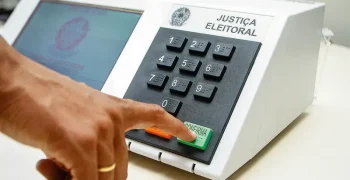Urna Eletrônica mostrando resultado da pesquisa eleitoral