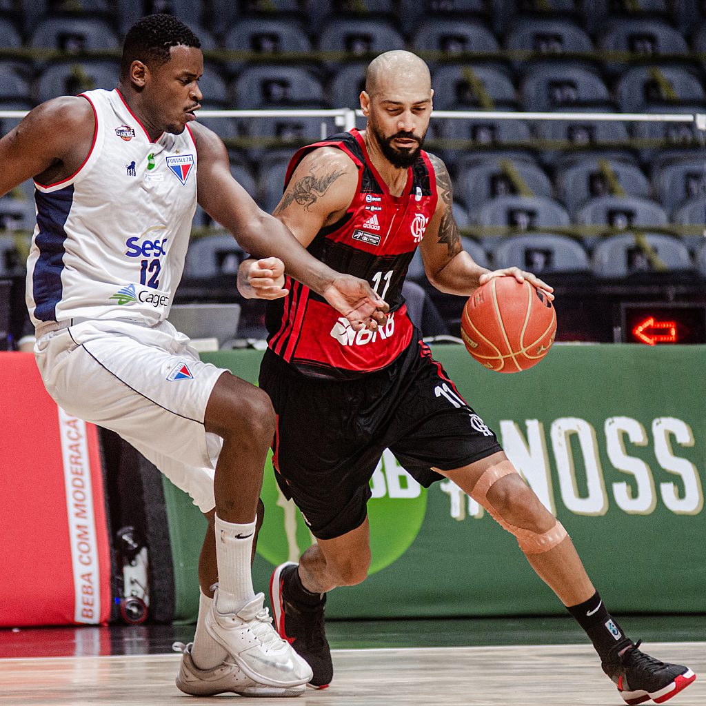 Marquinhos em direção à cesta - NBB fotografia Ramon Paschoal